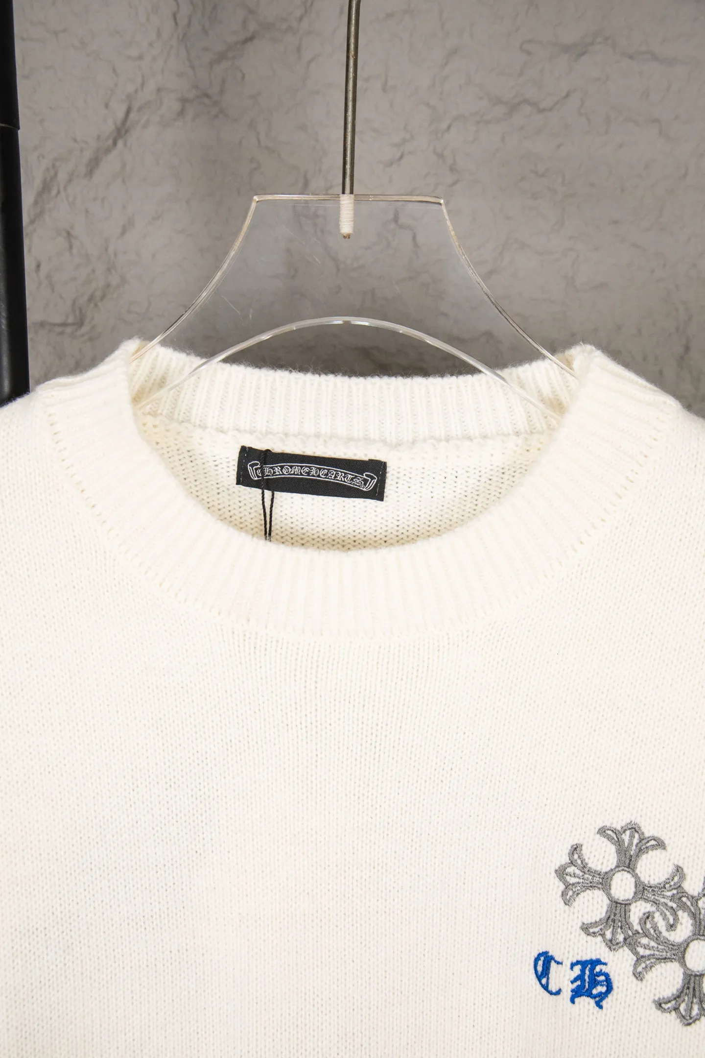P260 Chrome Hearts CH Chrome Hearts Embroidered Disk Sanskrit Cross Hole Knitted Sweater Pullover. The popular style is the same for men and women. It is matched with black and white. It looks great in real life. The upper body looks good and it looks good in daily wear. It is even better when taking photos. It’s hard not to buy it. Buy it for me!!! Believe me, no one can refuse such a machine-length Chrome Hearts jacket. The version has been expanded based on the old version. The upper body is loose and stylish, and the hem is expanded to a casual design. Fat people look extremely slim, thin people have limited height and high-end. Ten thousand yuan ZP printing, 1:1 perfect restoration, looks good when worn alone or stacked, can be easily controlled by both men and women. If you care more about quality, you must also respect the price. It is completely different from the thin see-through bottoms and junk products on the market that pill when worn. If the style makes you shine at a glance, then quality is what you should pay more attention to. Compared with price, we focus on quality. Customers who have received my products all know it. ️️️ Sweaters on the market are generally made of bract core yarn. We use modal. The advantages over core-spun yarn are very intuitive: high cost, high price, high density, relatively expensive for developers, and let us make a lot less money. In addition, it is delicate, has no scum on the upper body, resists pilling, and is high-end. We are conscientious sellers and do not use core-spun yarn. Apart from being cheap, core-spun yarn is really useless. It shrinks, pills, hooks, and makes people pierced. He is proficient in everything. It is 2024. Who doesn’t want to look decent when they go out? Quality determines the upper body effect. No matter how bad the quality, the best style is still the temperament of the urban-rural fringe. We only do long-term business. Quality determines character. Take it back and wear it with confidence and wash it. The quality of the pattern will definitely make your eyes shine. We only make the right version of high quality. We make high-end hard goods. Reject junk goods and reject fast food. Conscientious quality and conscientious price. You deserve it!  Color: Black Beige Gray Size: S M L